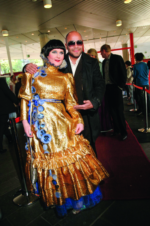 <b>GULLDAMA PÅ GULLRUTEN:</b> Her er Christine Koht i gullkjole sammen med Johan Golden på vei inn til Gullruten (årlig prisutdeling for den norske TV-bransjen) i 2007.