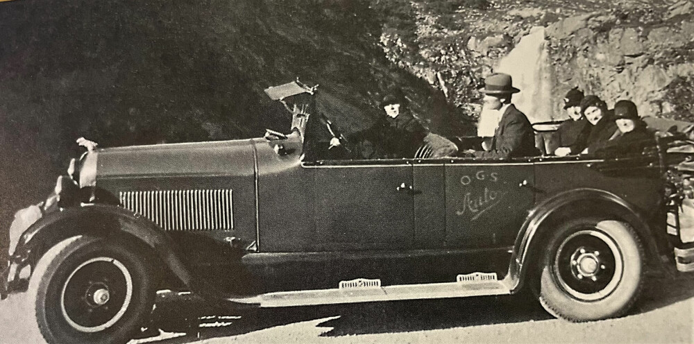 <b>TILBAKE PÅ VEIEN:</b> Ulykkesbilen, en Studebaker 1926-moddel, ble gjenoppbygd etter ulykken som kostet tre menneskeliv. Bildet er hentet fra Arild Flydals bok «Folket ved fjorden».