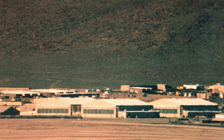 <b>HOLDT SKJUL SKJULT:</b> Hangarene langs flystripen i Area 51 var tumleplass for kreative ingeniører. I største hemmelighet klekket de ut CIAs mest raffinerte spionfly.