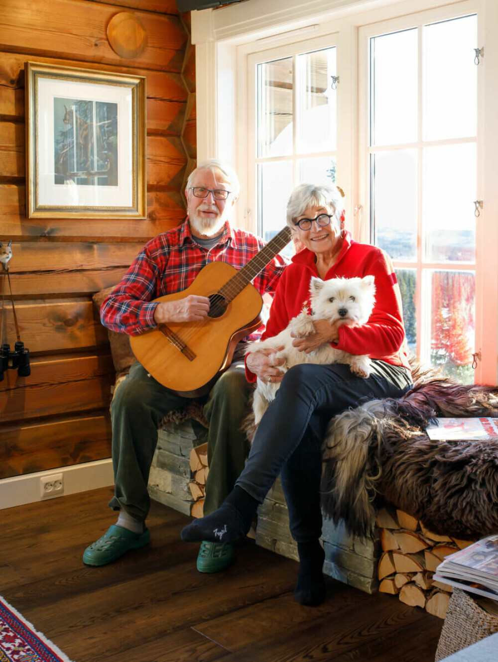 JULESTEMNING: Mariannes mor Marit og hennes kjæreste Odd Georg setter julestemningen med gitarspill og sang.