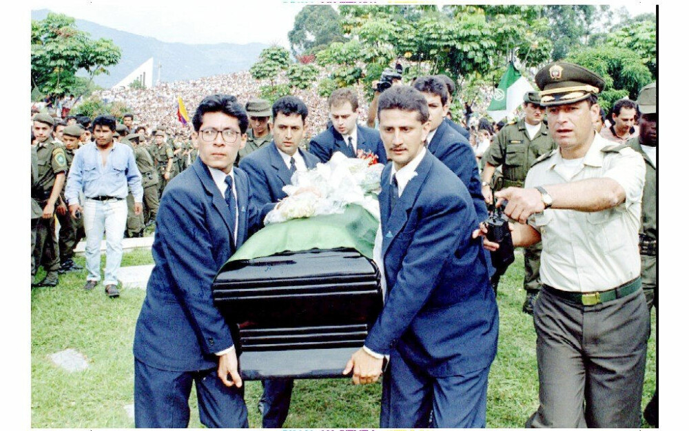 <b>TIL GRAVEN:</b> Andrés Escobar vil gå inn i historien som selve symbolet på den ødeleggende volden som forblir dette landets største utfordring, skrev de colombianske avisene da landslagskapteinen ble gravlagt. 