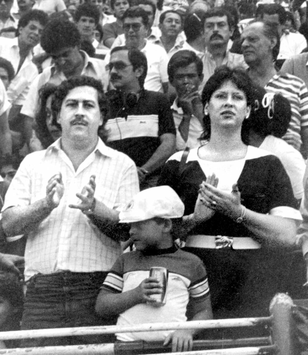 <b>FOTBALLIDIOT:</b> Pablo Escobar med kone og sønn på tribunen under en fotballkamp i Medellin. Under hans tid ble lagene i Colombia finansiert av narkotikakartellene. 