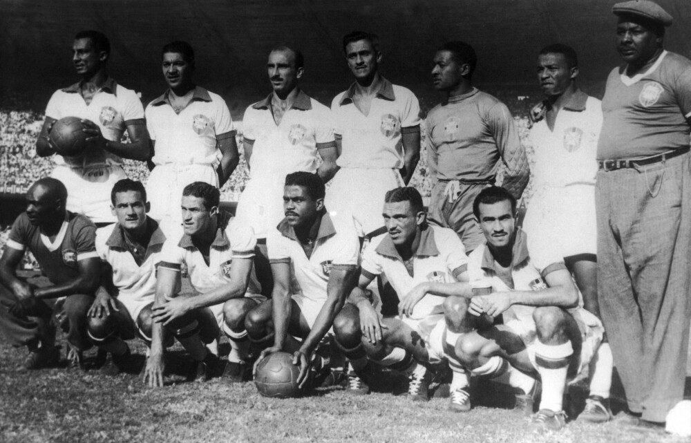 <b>UTPEKT:</b> Moacir Barbosa (i keepertrøye i bakre rekke) ble noe urettferdig stemplet som finalens store taper i 1950. – Vi var jo 11 mann som spilte, som han selv påpekte.