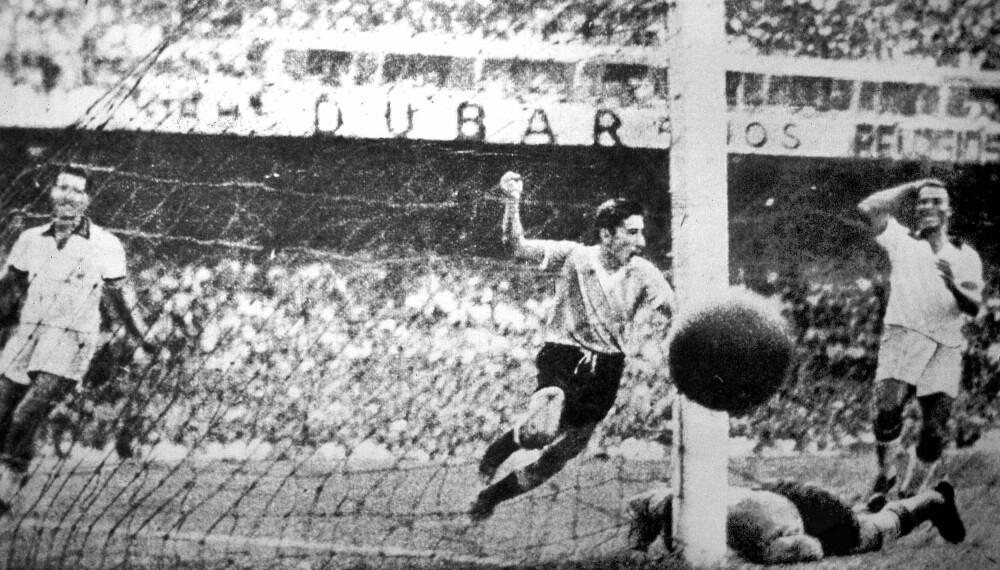 <b>BET I GRESSET:</b> Øyeblikket som fulgte Barbosa (liggende) de 50 årene han hadde igjen å leve: Uruguays Alcides Ghiggia lurte inn ballen ved stolperoten i VM-finalen mot Brasil.