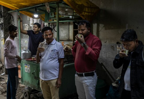 <b>PENT PÅ REKKE:</b> En kopp te i en tidlig om morgentime i en av Delhis utallige bakgater inntas i lutter fred og harmoni. Byens innbyggere vet at velvillighet og sjenerøsitet må utvises for at livet skal gå rundt i byen. 