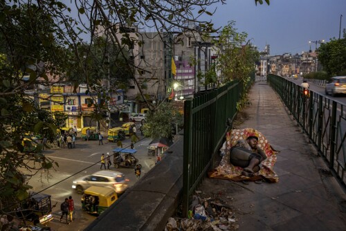 <b>FATTIGDOM OG SØPPEL:</b> I de varmere månedene sover mange ute på gatene i Delhi. Mellom 150 000 og 200 000 mennesker i Delhi har ikke noe annet sted å sove.