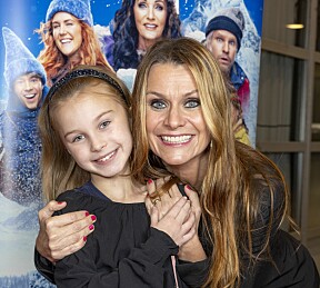 <b>▸ STOLT MOR:</b> Katrine og yngstedatteren Sofia Linn på plass på Chateau Neuf for å se Evelina på scenen i familieforestillingen «Jul i Blåfjell».