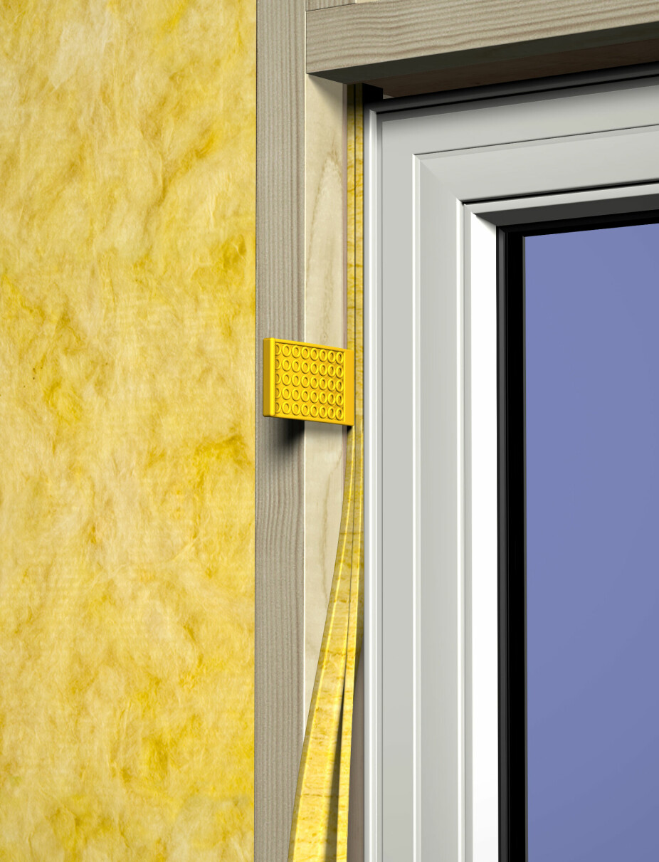 VINDU: Start oppe på vinduet, og bruk en smørkniv eller dyttespak til å dytte inn dyttestrimmel i sprekken mellom vindu og vegg.