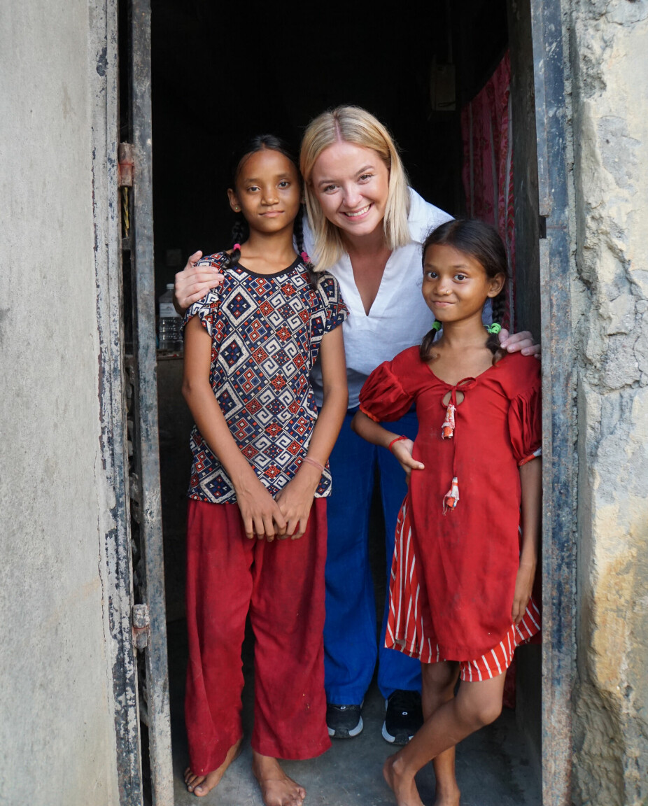 STERKT MØTE: Alexandra Rotans sterkeste minne fra Nepal er møtet med de to foreldreløse jentene Pushpa (12) og Ganga (8)