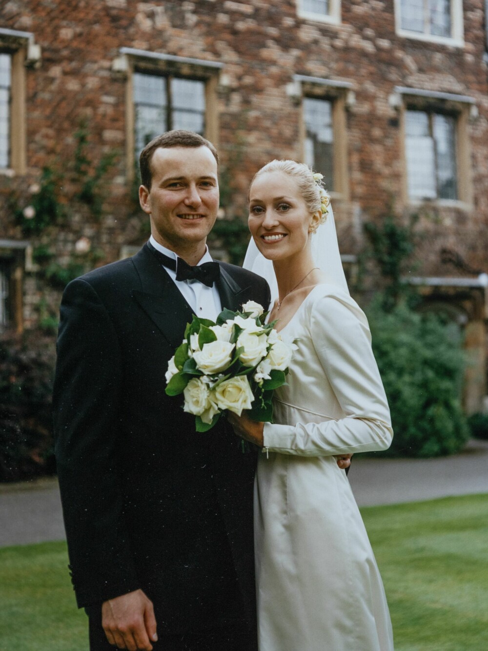<b>FLOTT BRUDEPAR:</b> Ida og John – som gjerne uttaler navnet sitt på engelsk – giftet seg på hans college Queens på universitetet i Cambridge i 1998. 