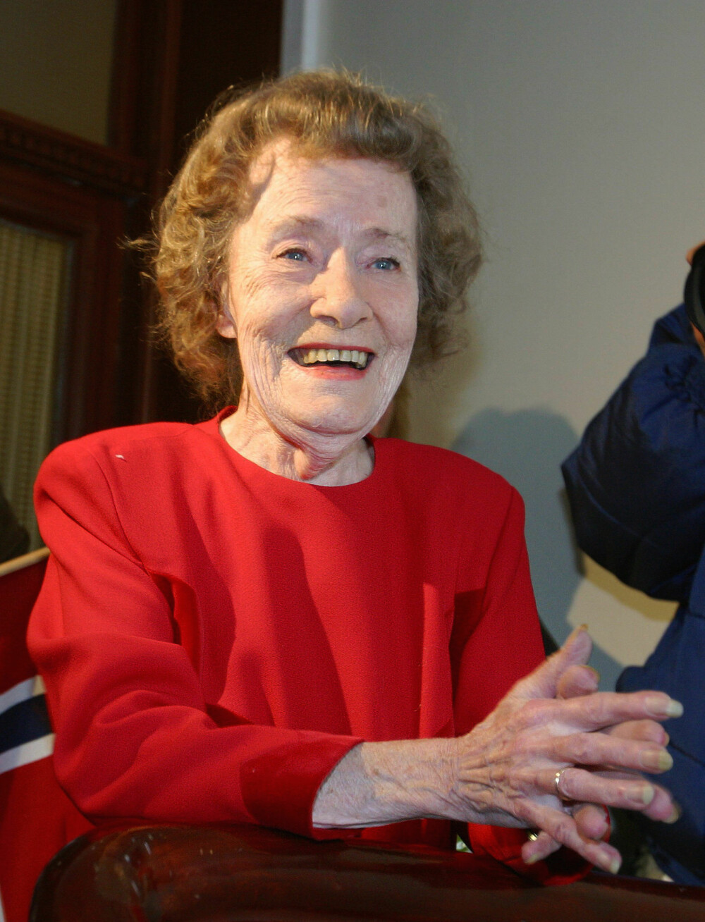 <b>SLIK VI HUSKER HENNE:</b> Da Aud fylte 80 år i 2002, møtte kollegaer og venner opp med sang og gaver på trappen hjemme hos henne. En rørt Aud tok imot hyllesten.