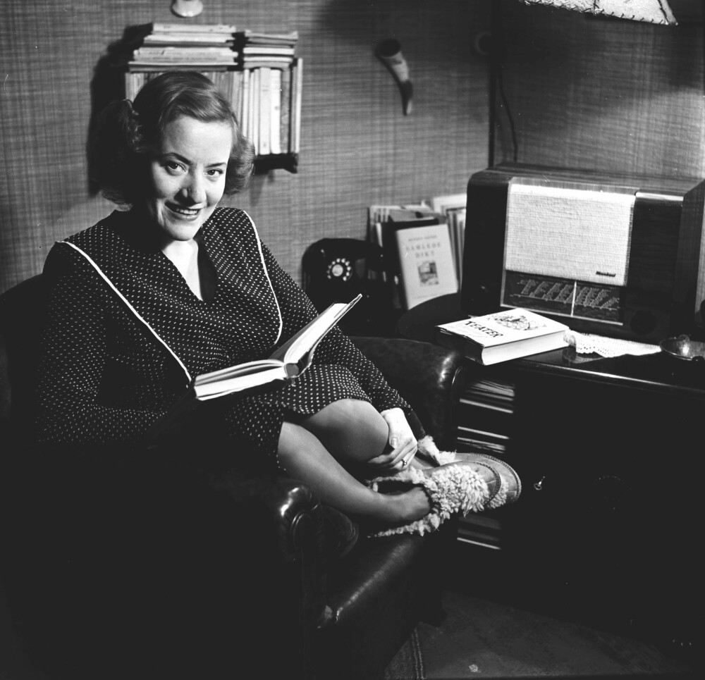 <b>AUD SCHØNEMANN:</b> Hjemme hos skuespilleren Aud Schønemann i Oslo i 1947. Her i kosekroken med radioen og en god bok.