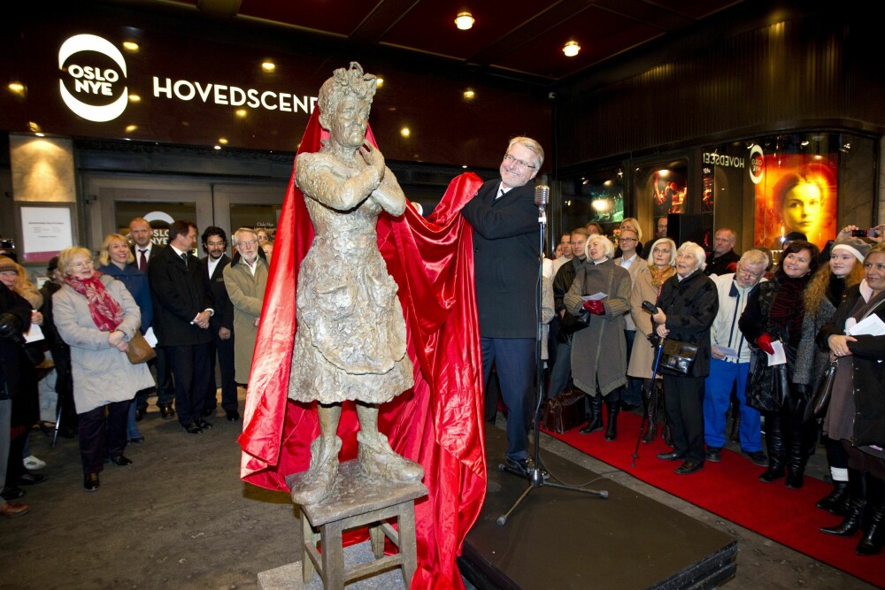 <b>FABIAN STANG:</b> Daværende ordfører Fabian Stang sto i 2010 for avdukingen av skulpturen av Aud Schønemann utenfor Oslo Nye Teater. Aud er her fremstilt som Lilly fra komedie­klassikeren Skulle det dukke opp flere lik, er det bare å ringe, en rolle hun fikk Kritikerprisen for.