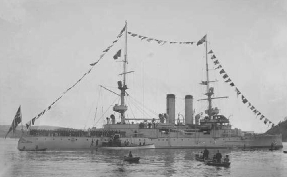 <b>INSPEKSJON:</b> «Stjernen» bringer de kongelige ut til panserskipet Norge 28. nov­ember 1905, tre dager etter at kong Haakon og familien ankom.
