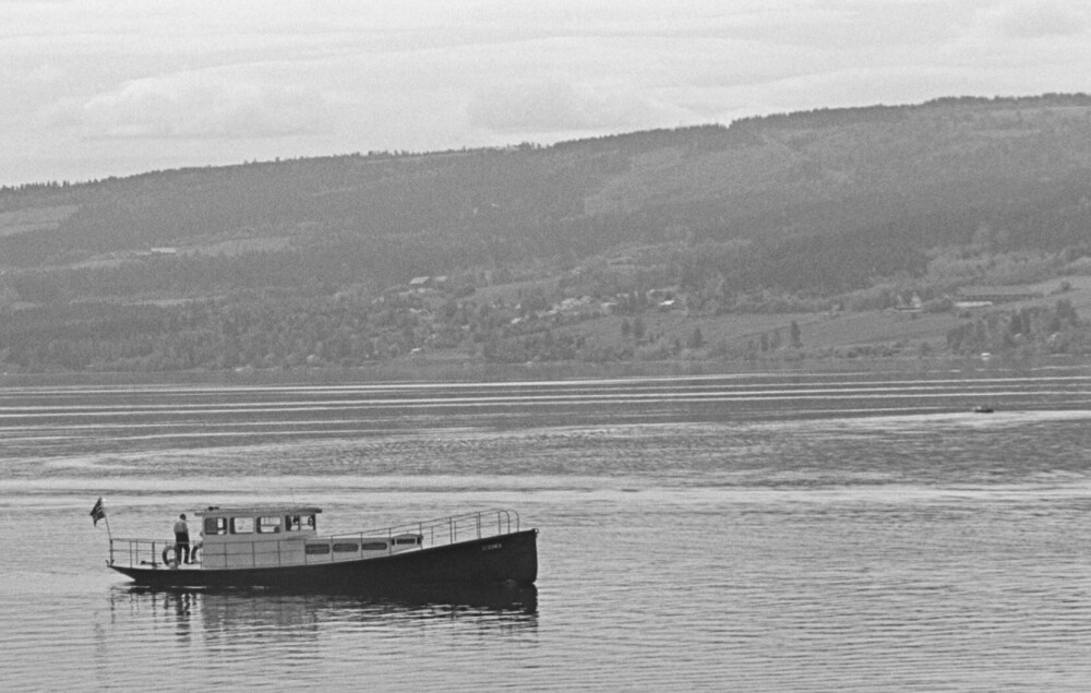 <b>SEILER PÅ MJØSA:</b> Stjernen ble solgt som krigsbytte og sendt til Mjøsa der den gikk som frakteskute og partybåt, her fotografert i 1969.