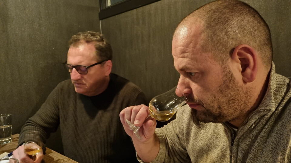 AROMA OG SMAK: Testpanelet sjekker både lukt og smak.