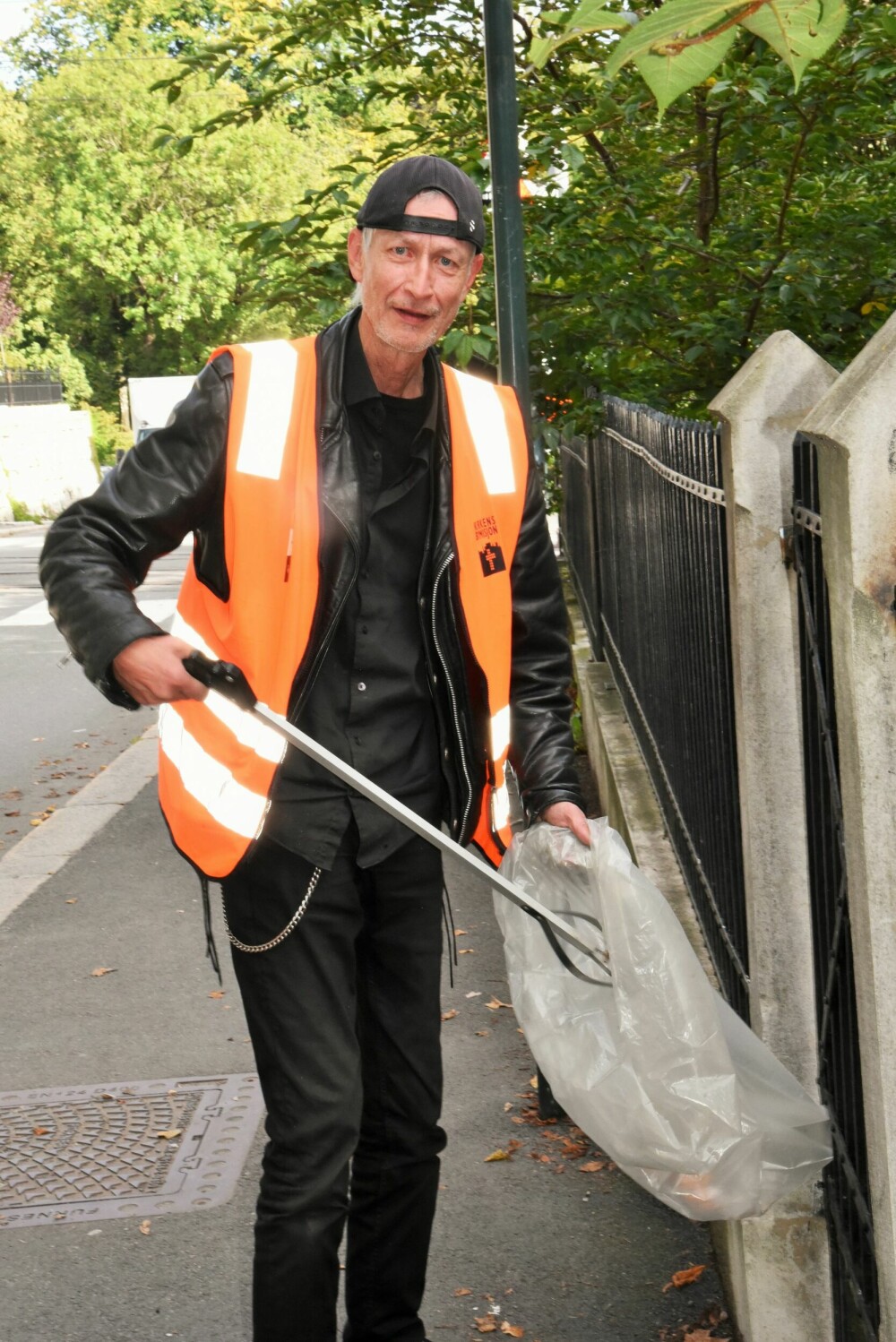 <b>STOLTHET:</b> Carl elsker å bidra til renere gater i Oslo, og han er glad han får jobbe i Kirkens Bymisjons jobbtilbud.