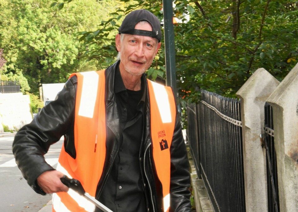 STOLTHET: Carl elsker å bidra til renere gater i Oslo, og han er glad han får jobbe i Kirkens Bymisjons jobbtilbud.