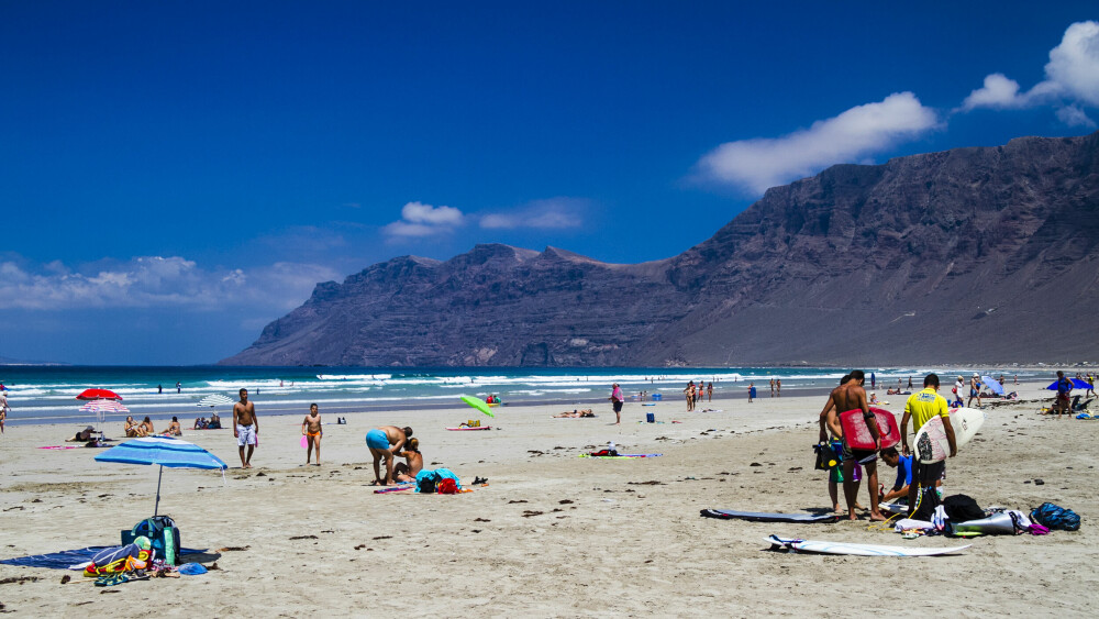 <b>MER ENN STERK VIND:</b> Famara-stranden nordvest på Lanzarote er populær blant surfere – og helt vanlige badegjester. 
