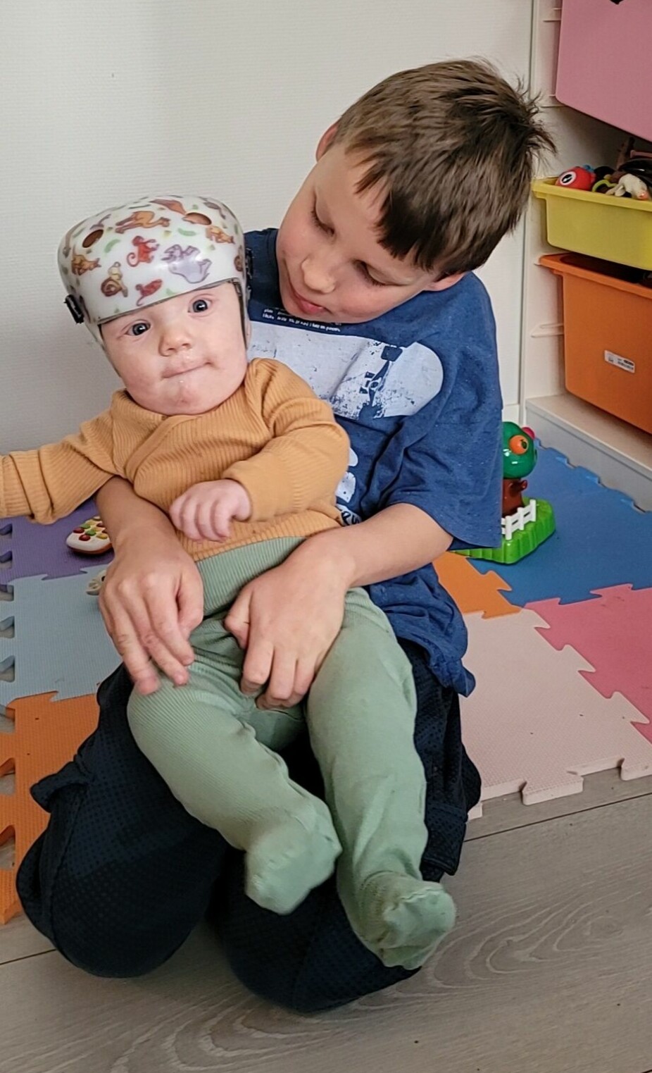 GLEDE: Her er Nicolai og Storm sammen. Barna finner mye glede i hverandre. Nicolai har utført operasjon og hjelm-behandling. Nå er hodet helt fint.