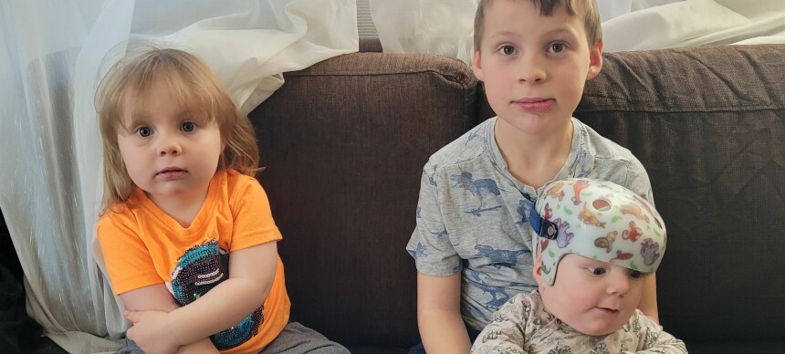 Da Celine strøk håndflaten sin forsiktig på hodet til sin nyfødte gutt, knakk hun sammen