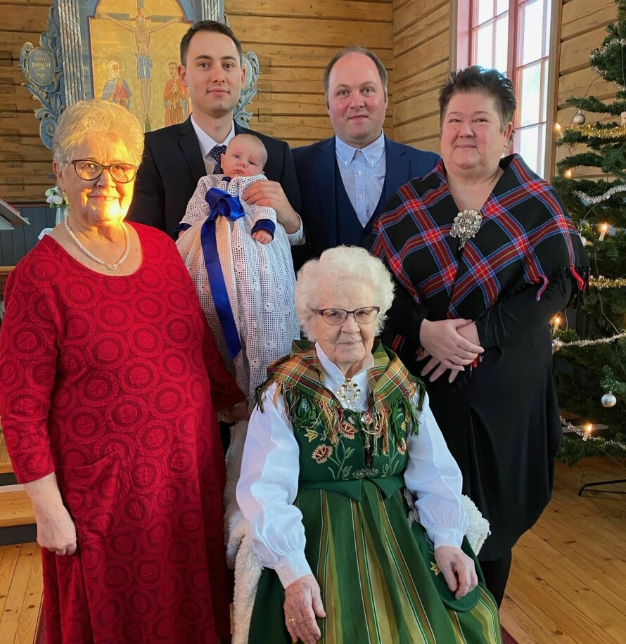 SJELDENT DÅPSBILDE: Familien Lamo/Hoff/Bostad har seks generasjoner i live. Haldis Lamo (100) sitter foran, bak fra venstre: Solbjørg Hoff (80), dåpsbarnet Adrian Bostad og pappa Ivan Jonas Bostad (27), hans far Eirik Hoff (44), sønn av Else Hoff (62), Solbjørgs datter.