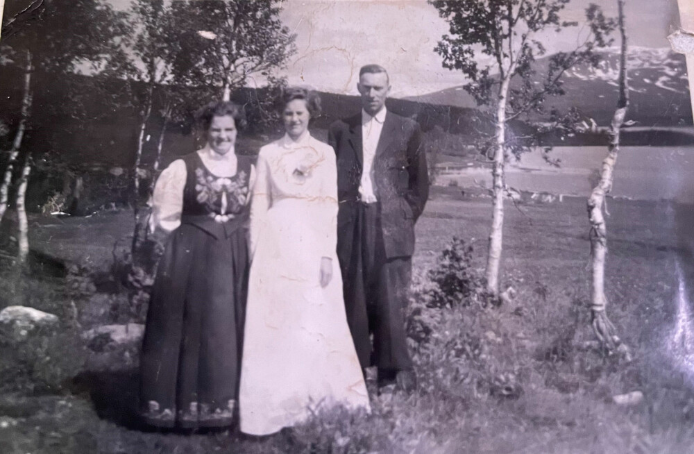 <b>KONFIRMANT PÅ 1950-TALLET:</b> Solbjørg med foreldrene Haldis og Andreas. Da bildet ble tatt, var det fortsatt ikke vei frem til slektsgården ved Røssvatnet.