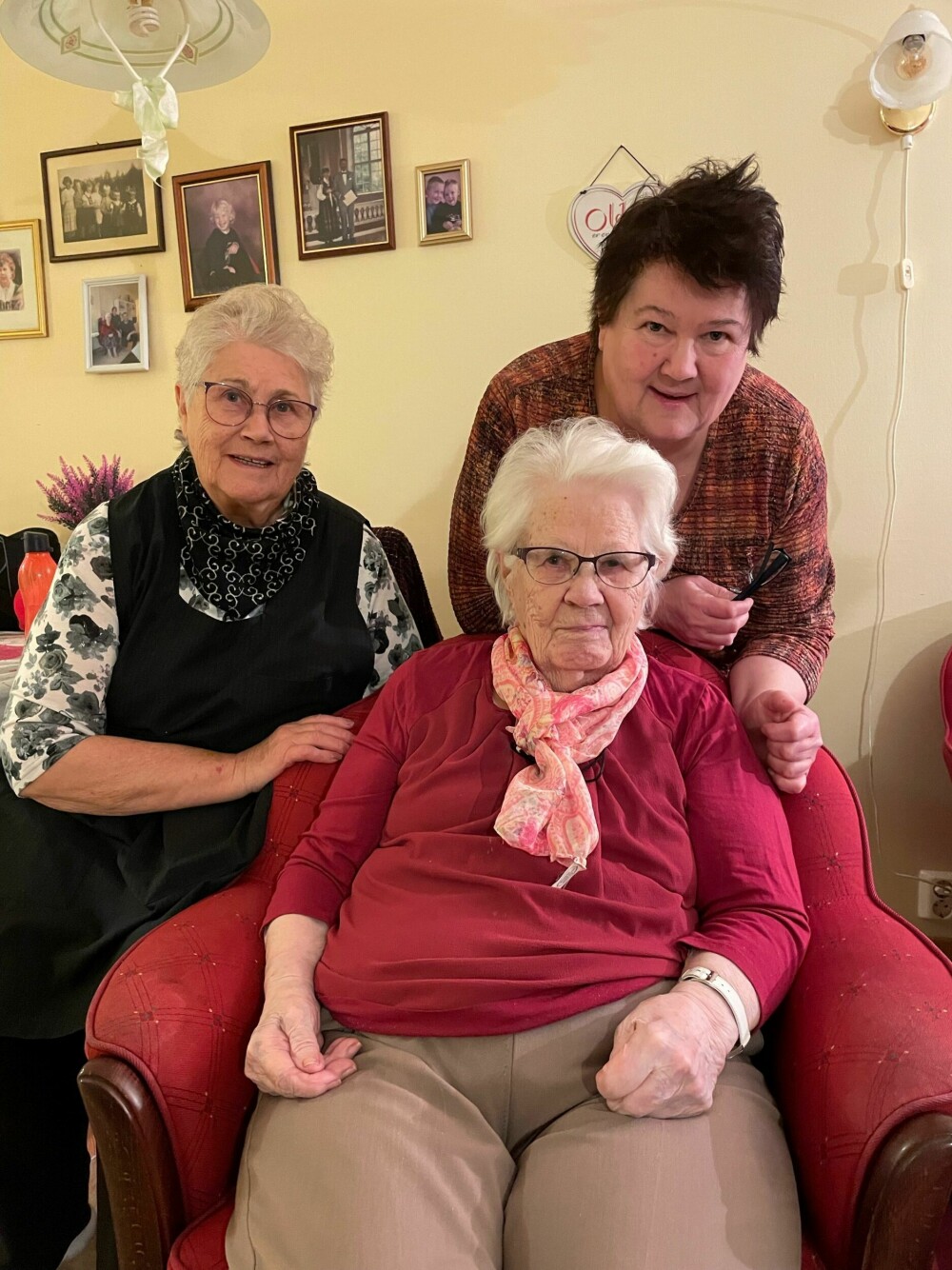 <b>DE TRE ELDSTE:</b> Solbjørg (80), datteren Else (62) og familiens 100-årige overhodet, Haldis, treffes ofte. 