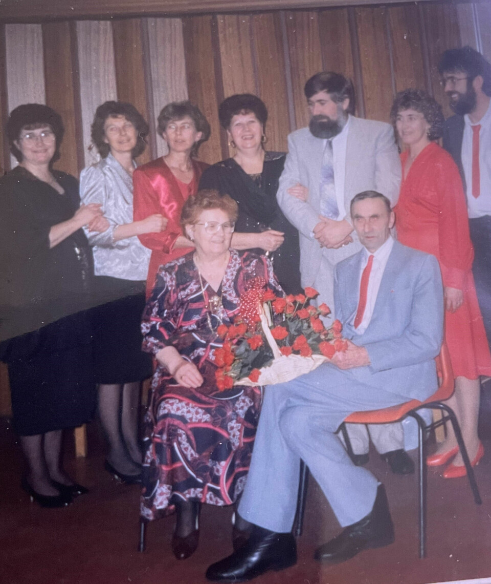 GULLBRYLLUP: Haldis og Andreas feiret gullbryllupet sammen med barna, fra venstre Solfrid, Inger, Norunn, Hildegunn, Sveinung, Anne og Harald.