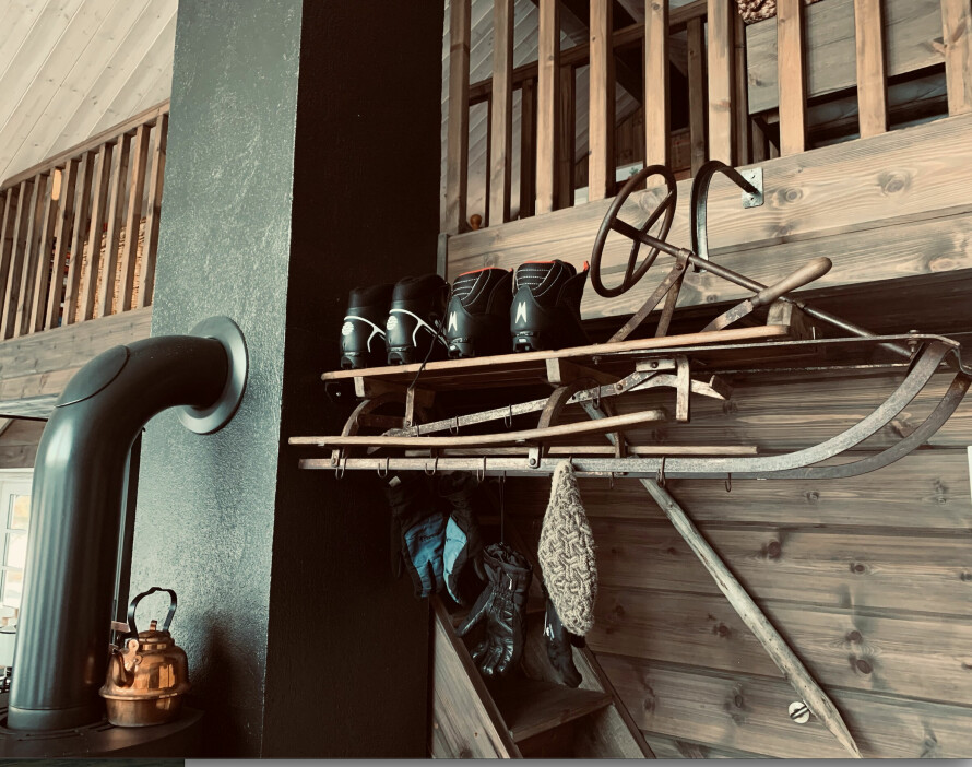 GJENBRUK: En gammel rattkjelke brukes som tørkestativ