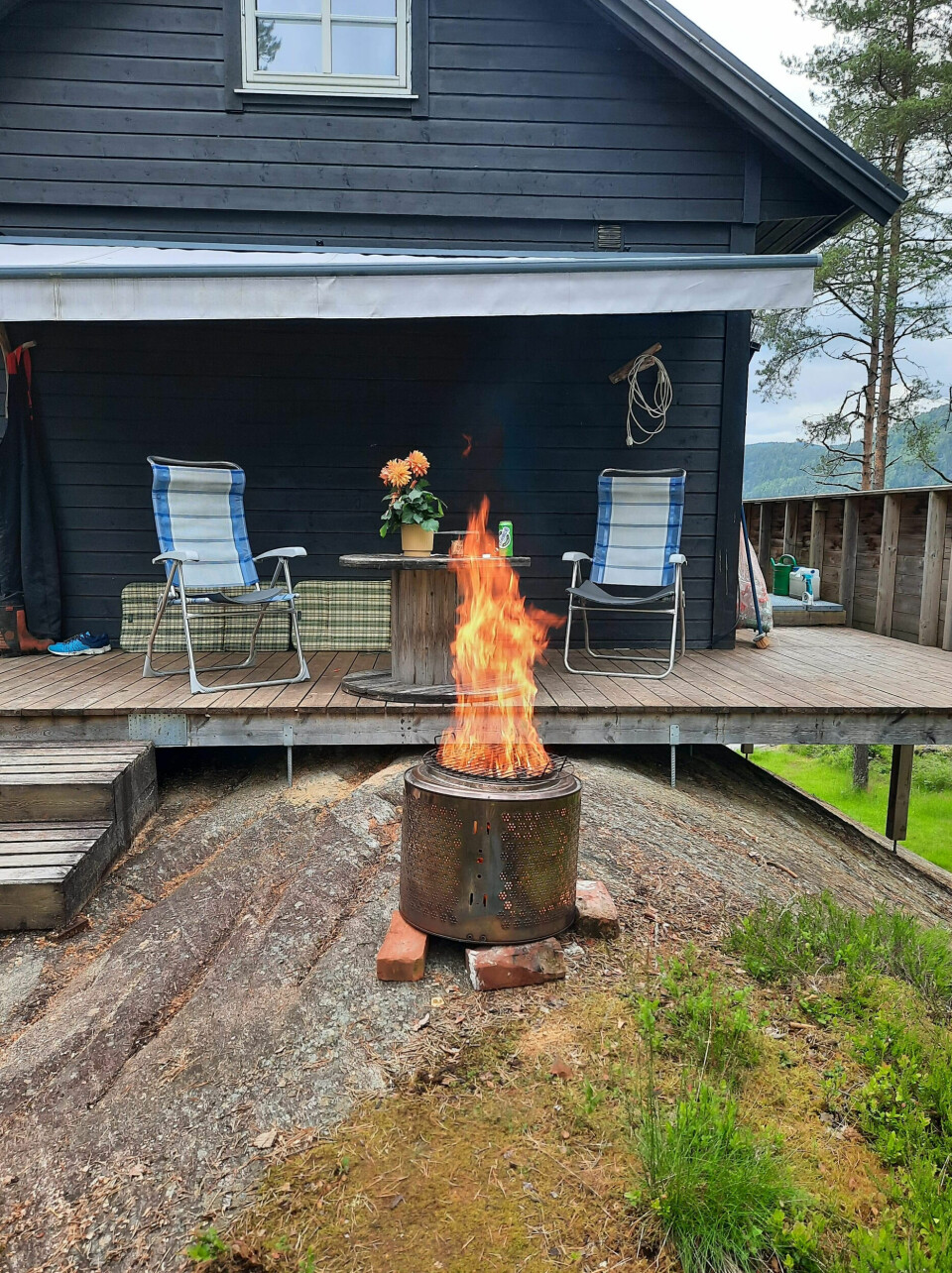 BÅLPANNA: En gammel trommel ble til en bålpanne.