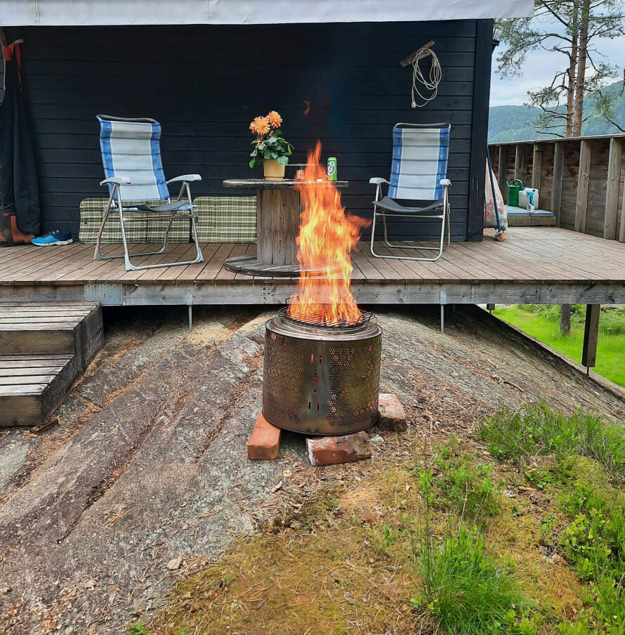 LESERNE TIPSER: Hyttelivs lesere har delt sine gode tips. Her ser vi en kreativ bålpanne som er laget av noe du neppe vil gjette.