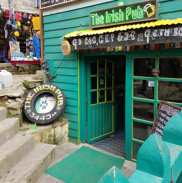 <b>HØY GUINNESS:</b> Nesten 3500 meter over havet i Nepal ligger The Irish Pub.