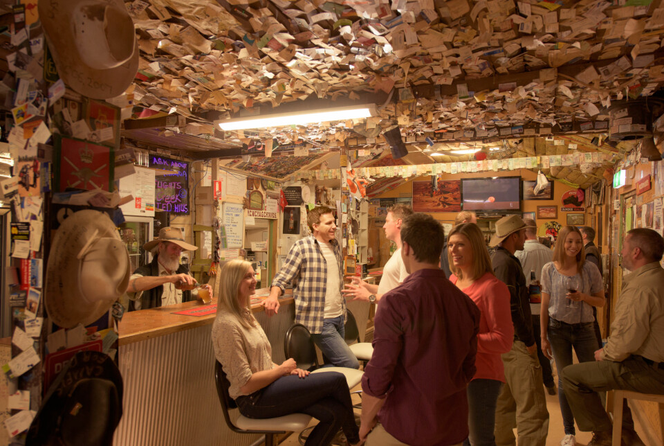 LIVLIG: Akkurat denne aftenen var det flere mennesker på puben til William Creek Hotel enn det vanligvis bor i «bygda» William Creek.