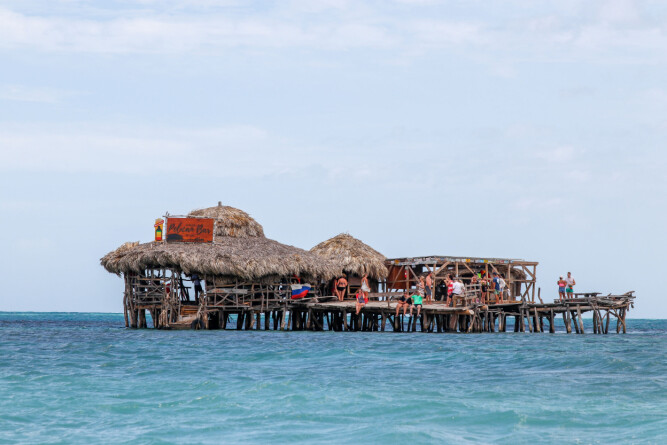 <b>UTE I HAVET:</b> Floyd´s Pelican Bar ligger på en sandbanke i Parottee-bukta utenfor Jamaica.