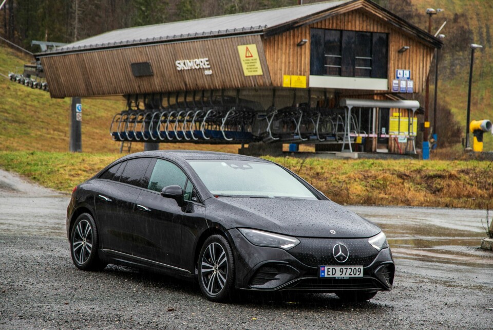 MERCEDES-BENZ EQE: Den bakhjulsdrevne EQE 300 har alle kvalitetene du regner med i en stor Mercedes.