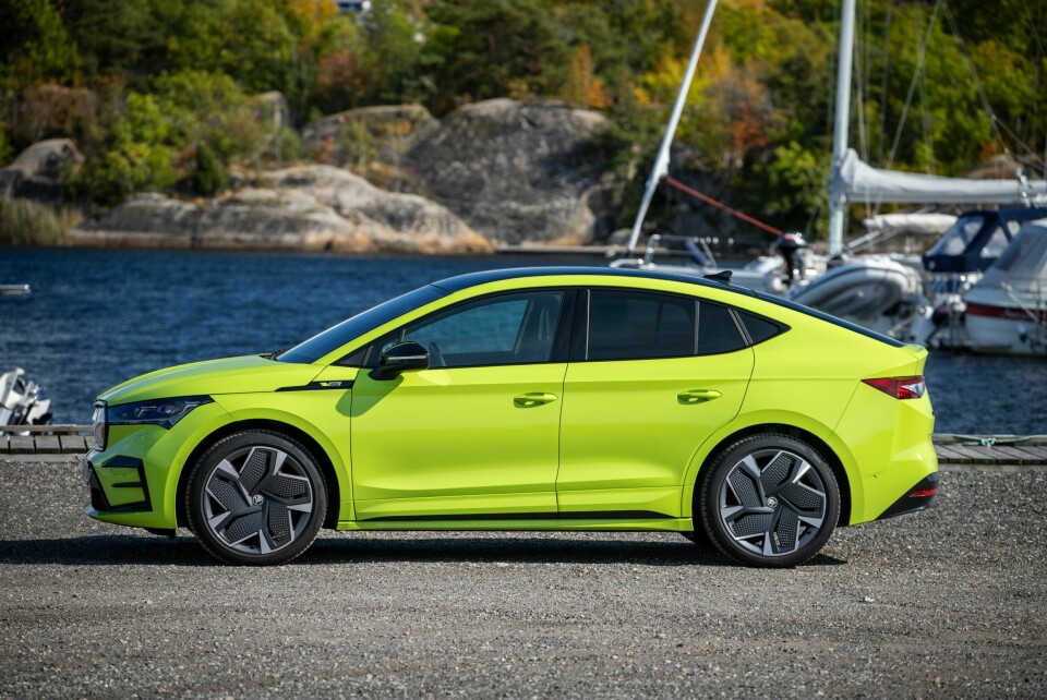 SKODA ENYAQ RS COUPE: Finere linjer og heftig farge på sportsutgaven av Enyaq.