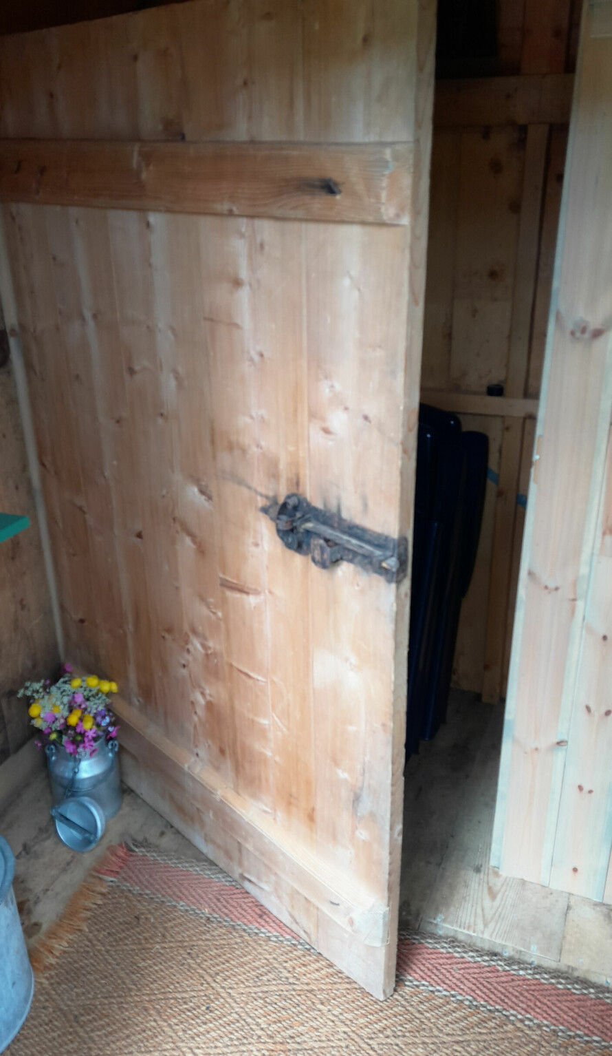 UTEDO OG BOD: Det ene dørbladet ble hengslet …