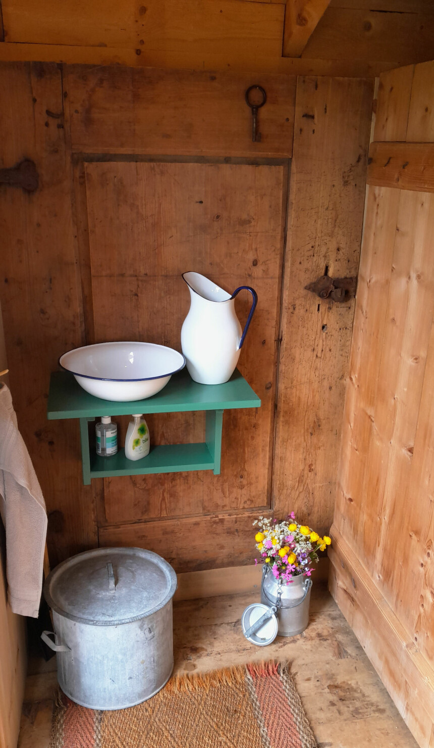 UTEDO: … og det andre gamle dørbladet ble brukt som vegg mellom doen og boden.