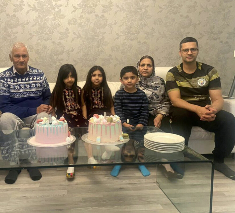<b>BURSDAGSFEST:</b> Abbas med foreldrene og de tre barna på datteren Aizahs 7-årsdag i februar. 
