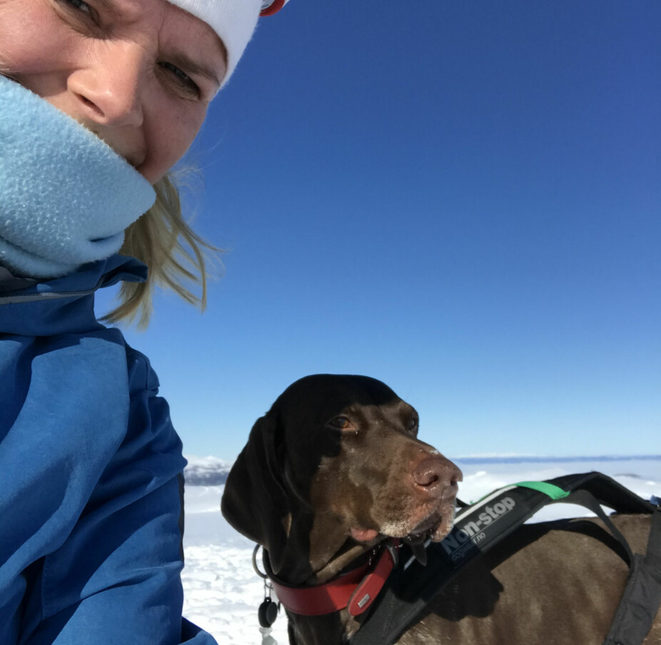 <b>UT PÅ TUR:</b> Hunden vår Lilly (8) liker å være inntil meg absolutt hele tiden og vil helst sitte på fanget. Jeg har alltid drømt å ha en klengete og kosete hund, så jeg er superhappy. Her er vi på skitur sammen.