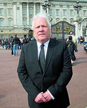 <b>KONGEHUSEKSPERT: </b>Kongehusekspert Roger Øversveen utenfor Buckingham Palace.