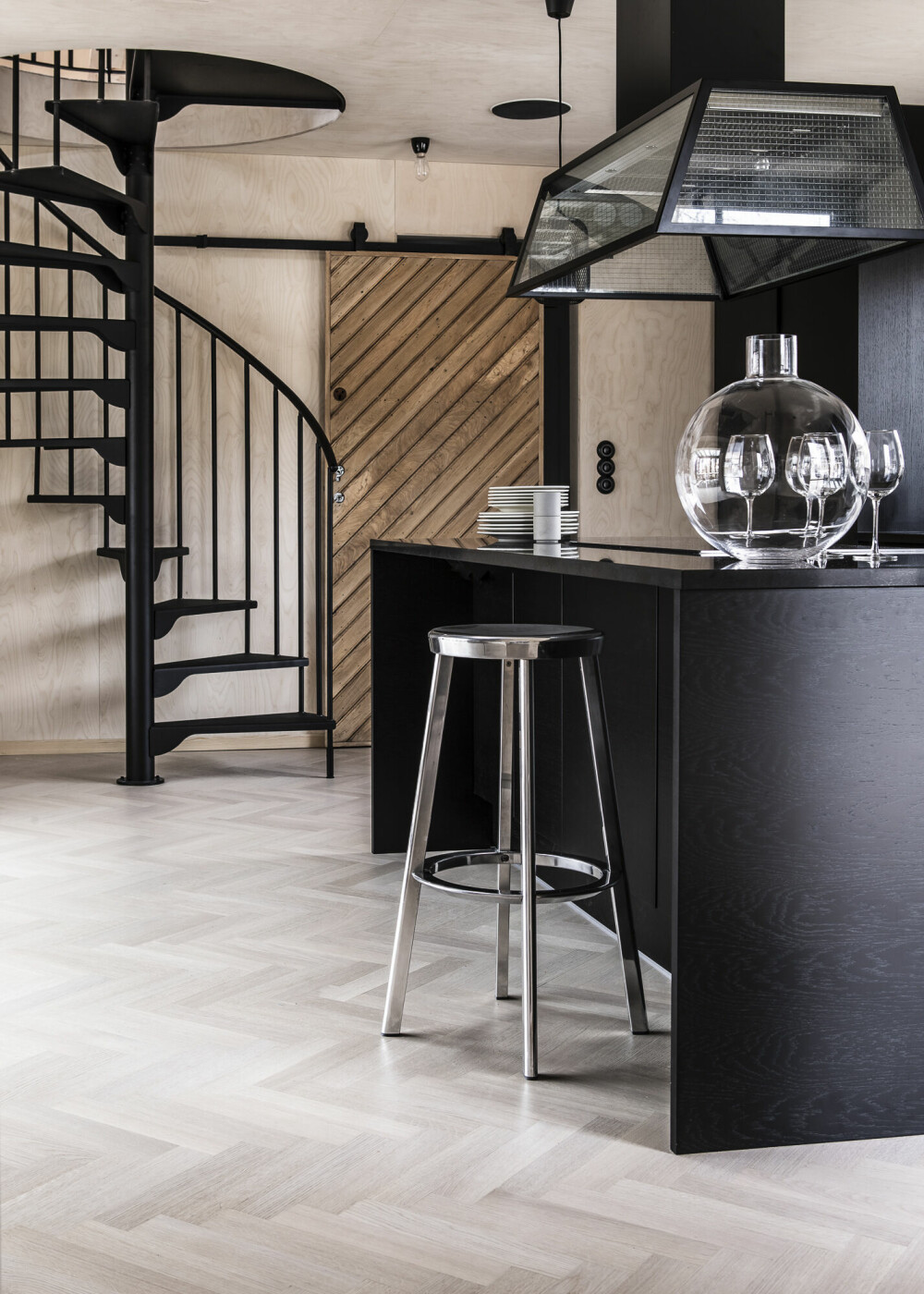 Den fritthengende kjøkkenviften Prisma inviterer til rustikk industristil og er en god match med det stilrene HTH-kjøkkenet Nordic Spirit. B 80/100/120 x d 60 cm, fra kr 30 985, Fjäråskupan.
