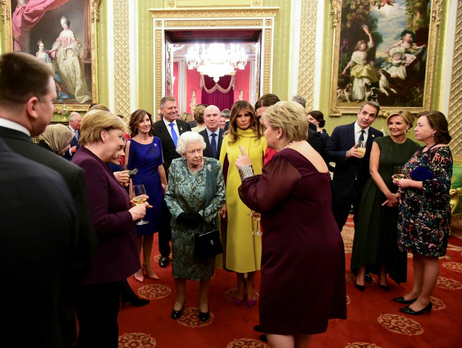 GIKK VERDEN RUNDT: Bildet der Erna Solberg tilsynelatende viser pekefingeren til Dronning Elisabeth med mange prominente gjester tilstede har gått verden rundt.