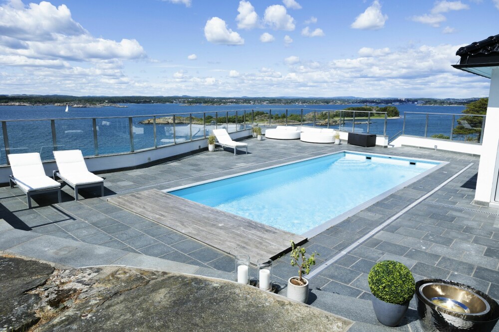 <b>SYDENSTEMNING:</b> Med fantastisk utsikt over fjorden, kan deltagerne nyte fred og ro på solsengene ved bassenget mellom konkurransene.
