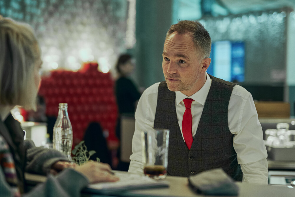 <b>JON ØIGARDEN:</b> Jon Øigarden spiller den ensomme bartenderen Marius. Skuespilleren er også aktuell i den nye Viaplay-filmen «Gulltransporten».