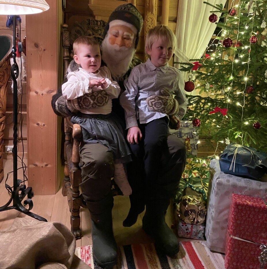 <b>PÅ NISSENS FANG:</b> Arne Brimi gleder over jul med barnebarna Tiril (3) og Aksel (6), som han setter svært stor pris på.