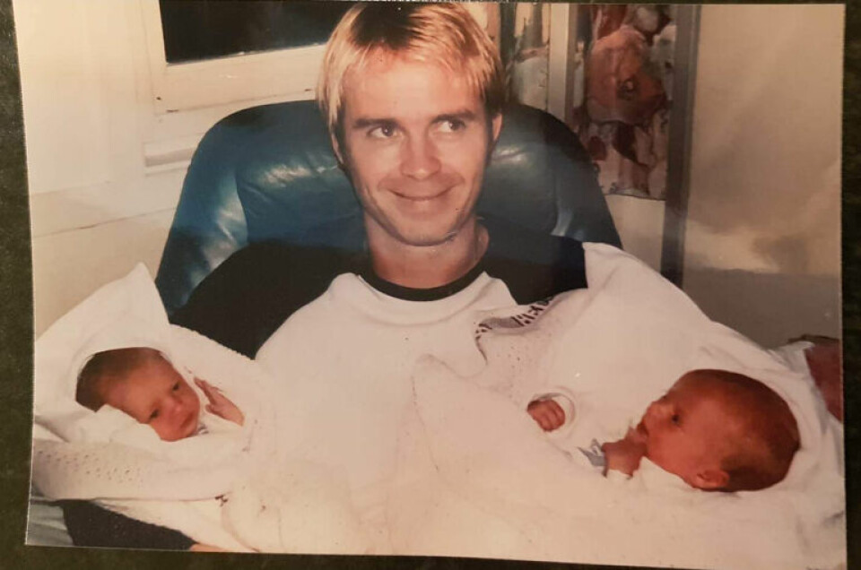NYBAKT PAPPA: Dagfinn viser stolt frem sine nyfødte tvillinger i 2003. – Jentene fikk bare to år med meg gående. Nå er de vant med at jeg sitter i rullestol, men også de drømmer om at jeg skal reise meg igjen, sier han.