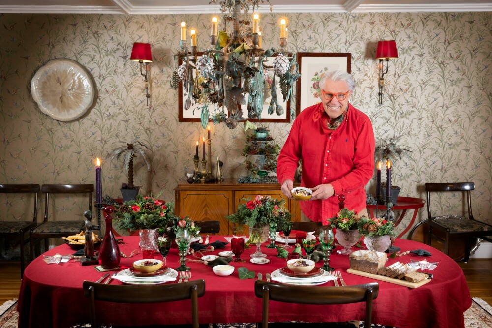 <b>BORDET ER DEKKET:</b> Finn liker å pynte bordet i spisestuen kvelden før julaften. – Da kan roen senke seg, sier han.