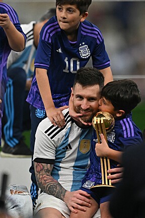 Endelig, pappa! Sønnen Ciro kysser Lionel Messi etter finalekampen mot Frankrike. Eldstesønnen Thiago bak.